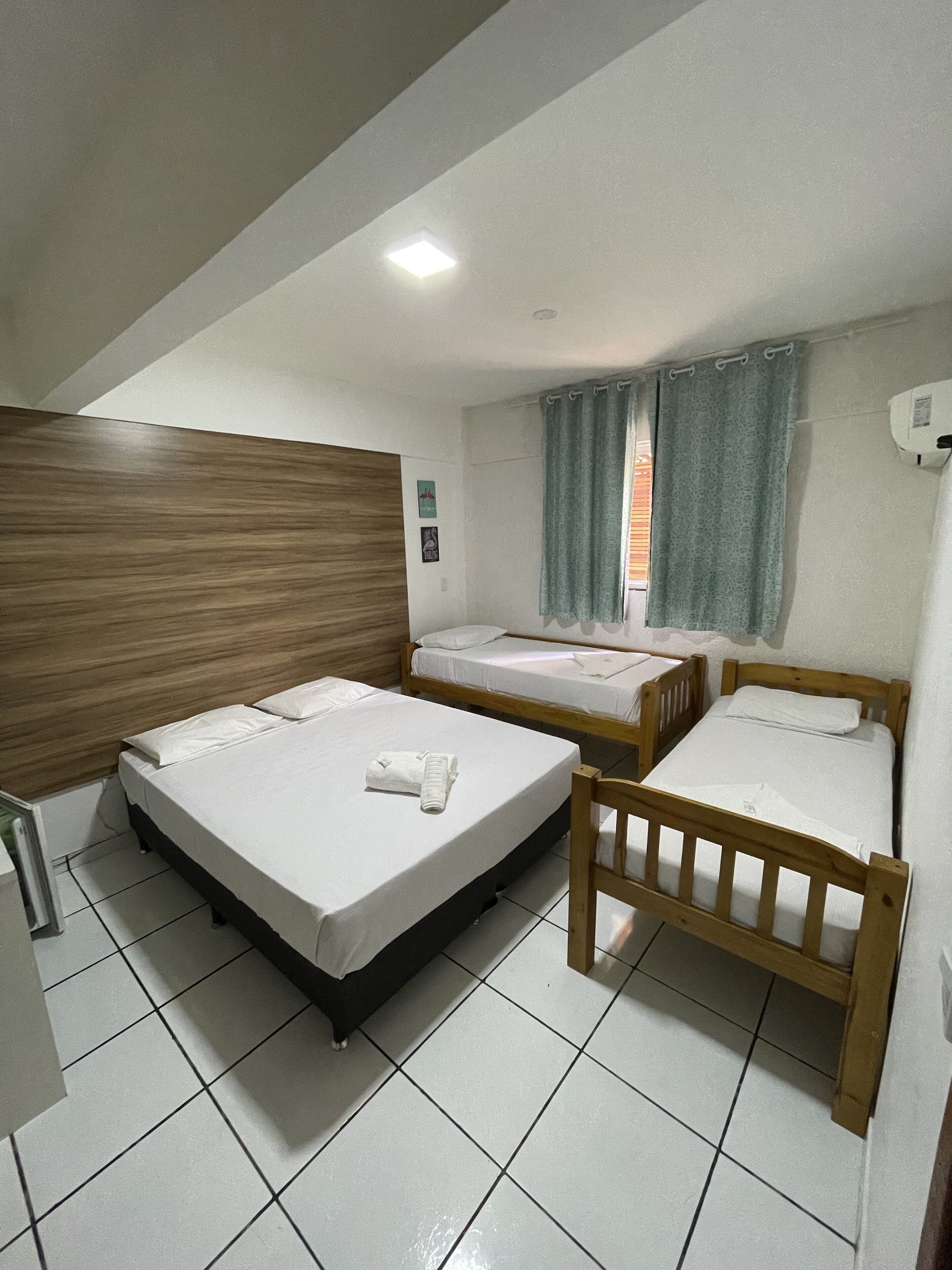 Cortinas blackout, tabla de planchar con plancha y wifi gratis 