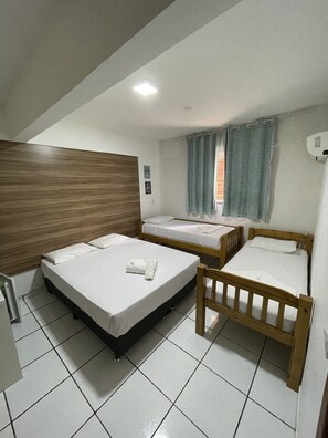 Quarto quádruplo | Cortinas blackout, ferros/tábuas de passar roupa, Wi-Fi de cortesia