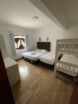 Quarto Familia Standard | Blackout drapes, iron/ironing board, free WiFi, bed sheets - Flamingo Beach Pousada (Cabo Frio)