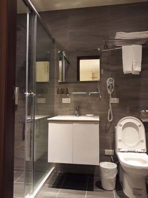 Habitación económica con 2 camas individuales | Regadera en el baño