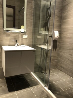 Basic Double Room, 1 Queen Bed, Non Smoking | Bathroom | Free toiletries, hair dryer, slippers, towels