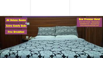 Habitación Deluxe con 1 cama matrimonial o 2 individuales, 1 cama individual, para no fumadores | Cunas, wifi gratis y ropa de cama