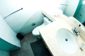Apartment, 3 Bedrooms, Non Smoking, Private Bathroom | Bathroom