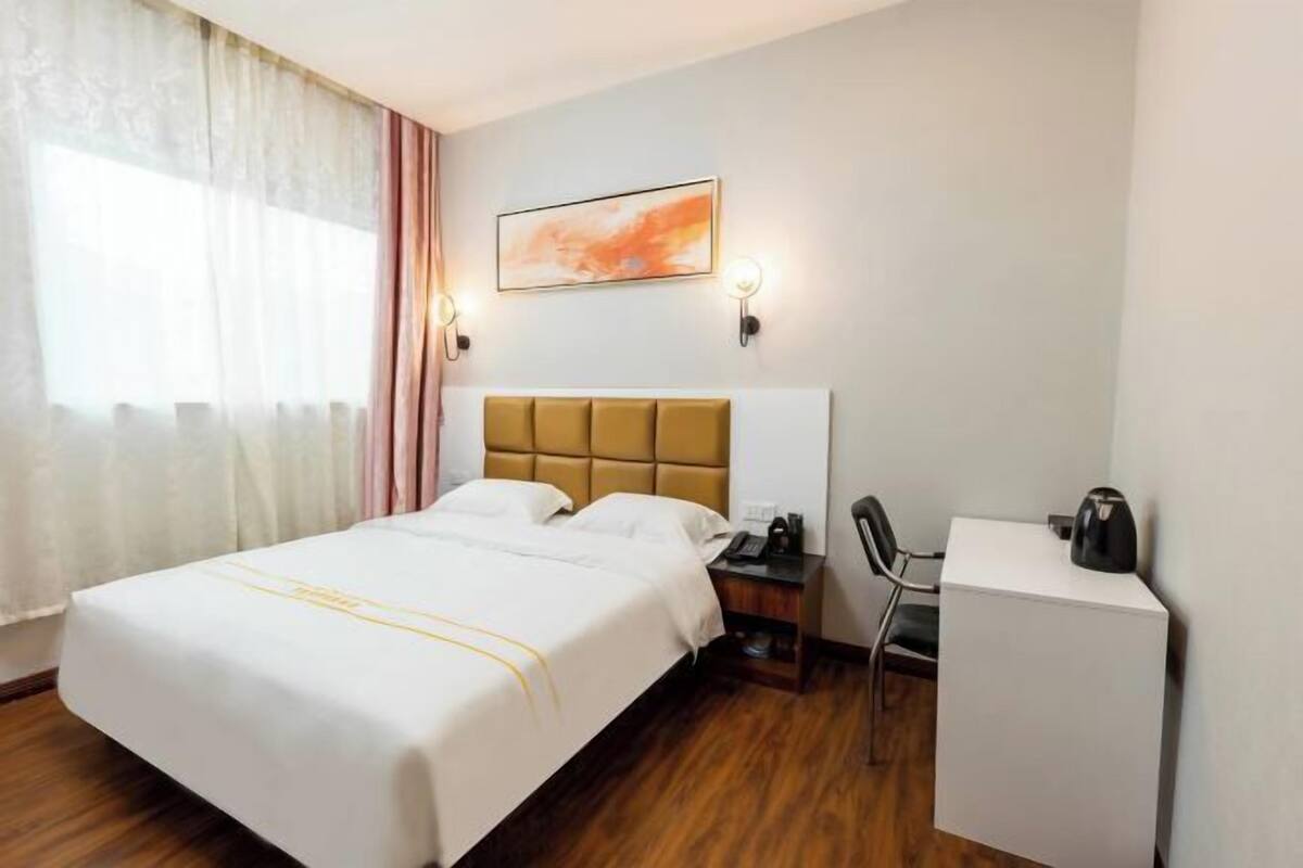 Desk, blackout curtains, free WiFi