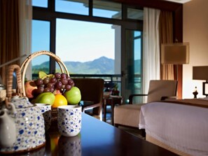 Minibar, in-room safe, desk, blackout drapes - New Century Resort Siming Lake Yuyao (Ningbo)
