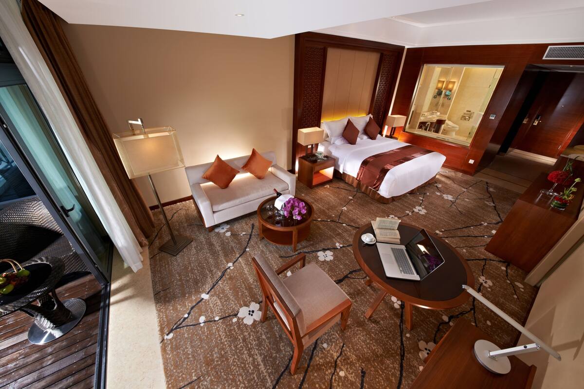 Deluxe Double Room, Mountain View | Minibar, in-room safe, desk, blackout drapes