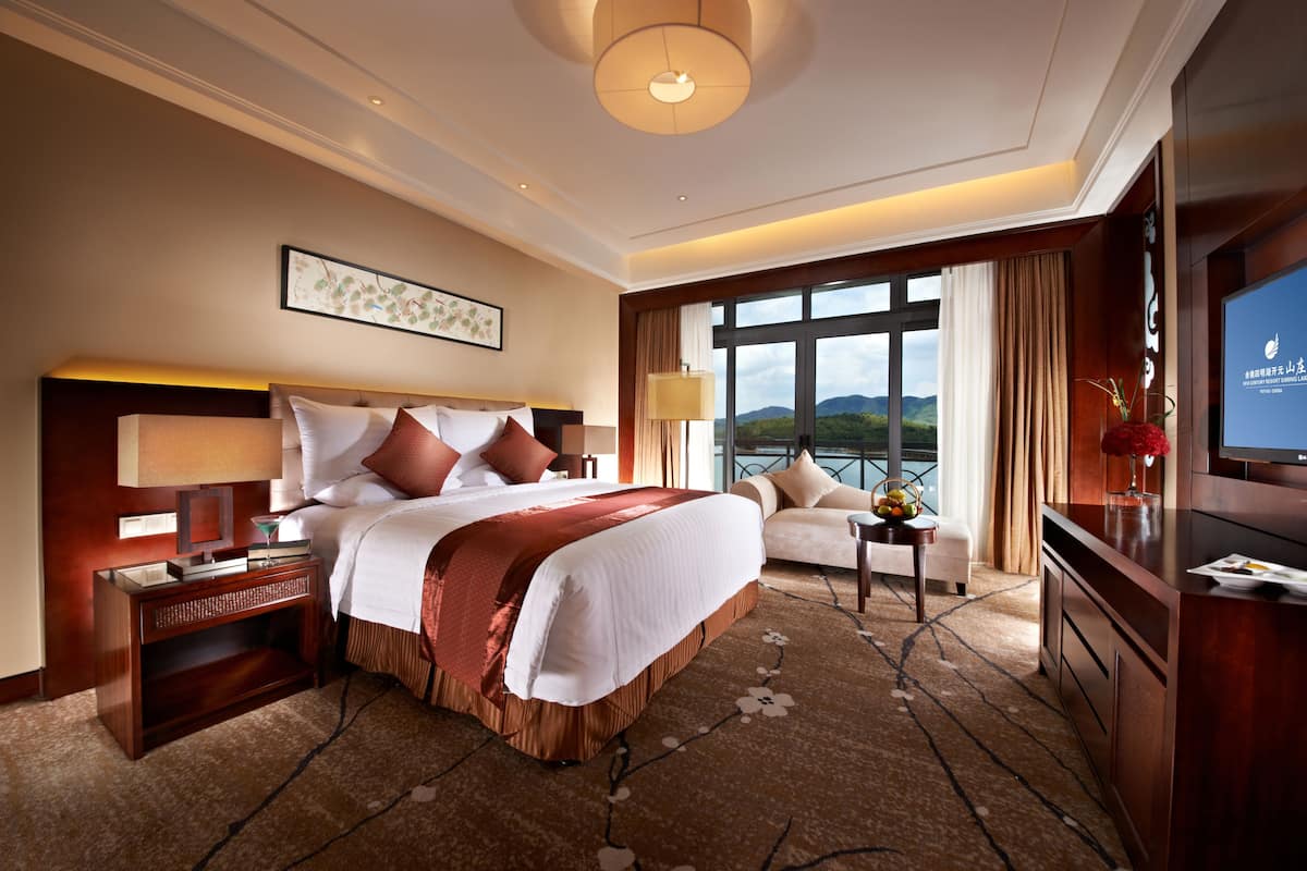 Superior Double Room, Lake View | Minibar, in-room safe, desk, blackout drapes