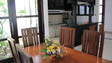 City Villa, 3 Bedrooms | In-room dining