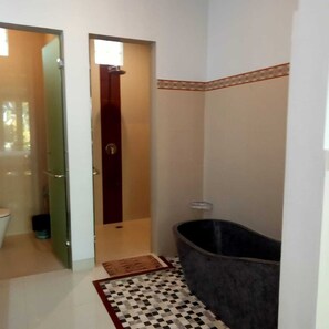 A bathroom with a toilet, a shower, and a bathtub. - Nyoman Villa Sanur (Denpasar)