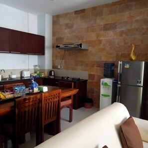 Villa, 3 habitaciones, vista al jardín | Cocina privada | Refrigerador, microondas, parrilla de estufa y tetera eléctrica 