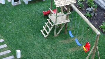 Zona de jocs infantil: a l'aire lliure