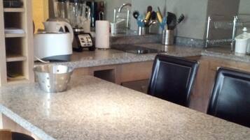 Frigorífic, microones, forn i placa de cuina