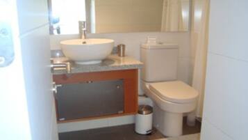 Combined shower/tub, towels