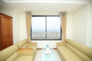 Suite (Twin) | Zona de estar | Televisión LED de 32 pulgadas con canales por cable, una televisión