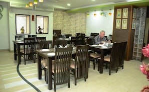 Restaurant - Hotel Airport Plaza (Ahmedabad)