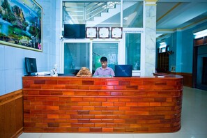 Reception - Co Cuc Hotel - Hostel (Bo Trach)