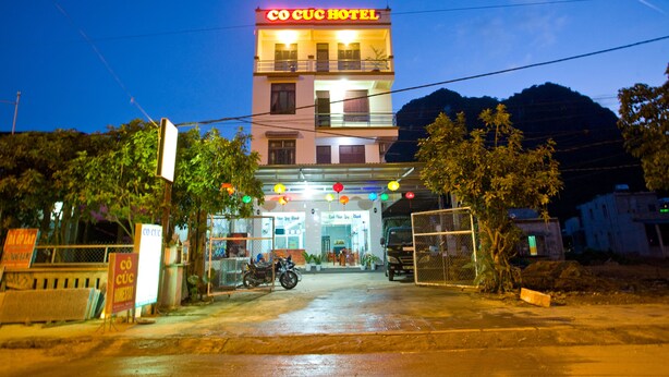 A hotel with a sign reading "CO CUC HOTEL" and a motorcycle parked in front. - Co Cuc Hotel - Hostel (Phong Nha)