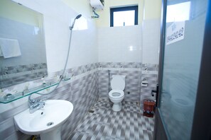 Douche, articles de toilette (gratuits), pantoufles, serviettes fournies