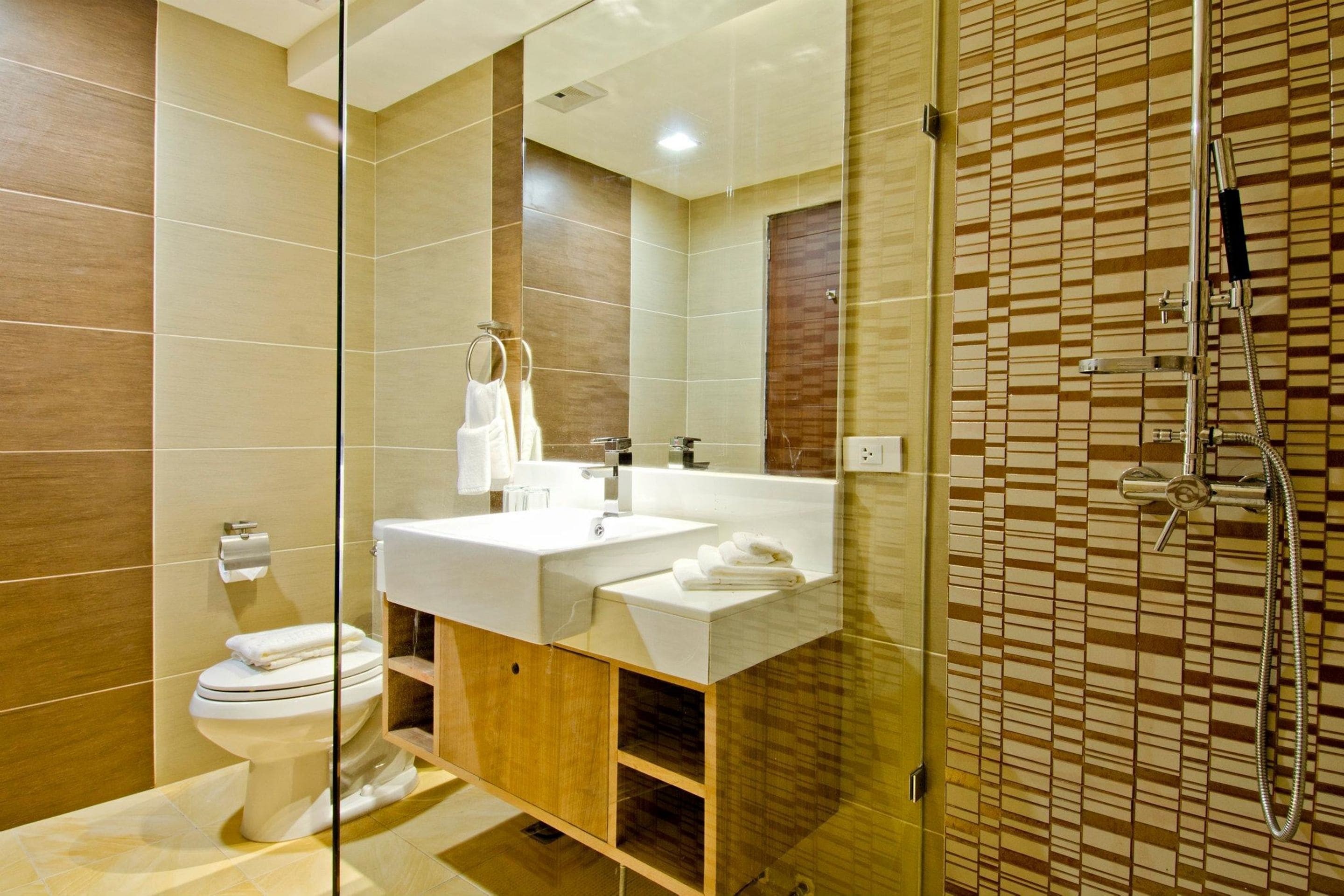 Executive Suite, 1 King Bed | Bathroom | Shower, rainfall showerhead, free toiletries, hair dryer