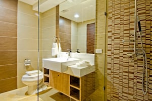 Executive Suite, 1 King Bed | Bathroom | Shower, rainfall showerhead, free toiletries, hair dryer