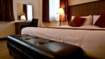 Executive Suite, 1 King Bed | 1 bedroom, premium bedding, in-room safe, desk