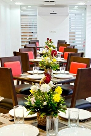 Breakfast, lunch, dinner served; local and international cuisine  - Tyche Boutique Hotel (Legazpi)
