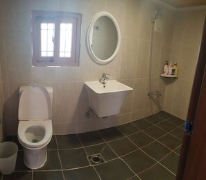 ห้องพัก (# 4) | ห้องน้ำ | ฝักบัว, ของใช้ในห้องน้ำฟรี, ไดร์เป่าผม, ผ้าเช็ดตัว