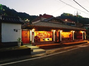 ด้านหน้าที่พัก - ตอนเย็น/กลางคืน