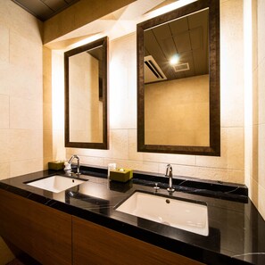 Combined shower/tub, deep soaking tub, free toiletries, hair dryer - SUPERHOTEL Premier GINZA (Tokyo)
