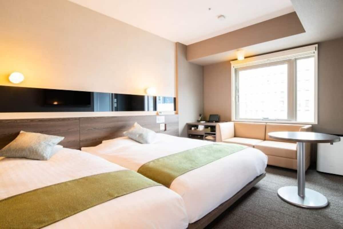 Escritorio, sistema de insonorización y wifi gratis