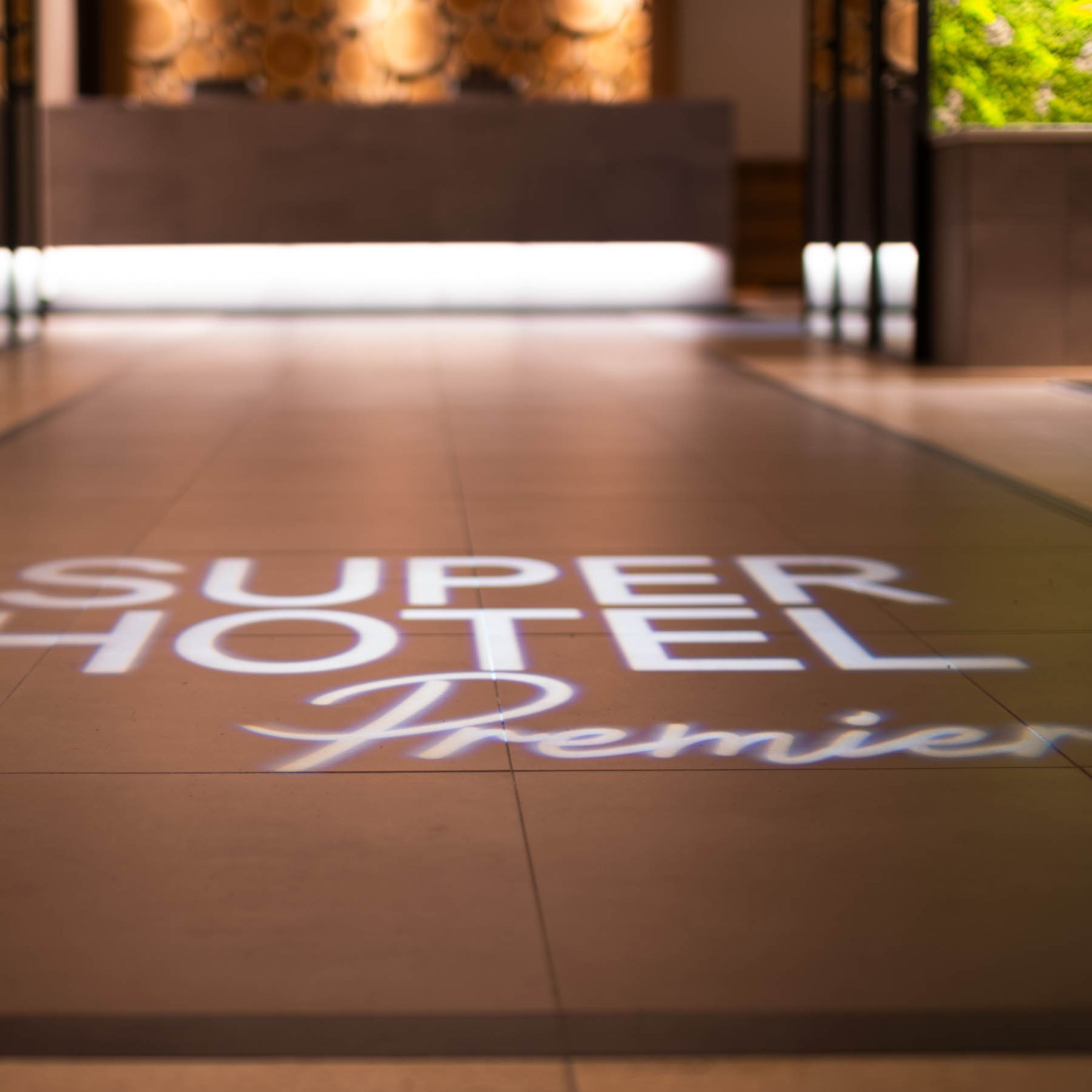 A floor with the words "SUPER HOTEL PREMIER" in large letters.