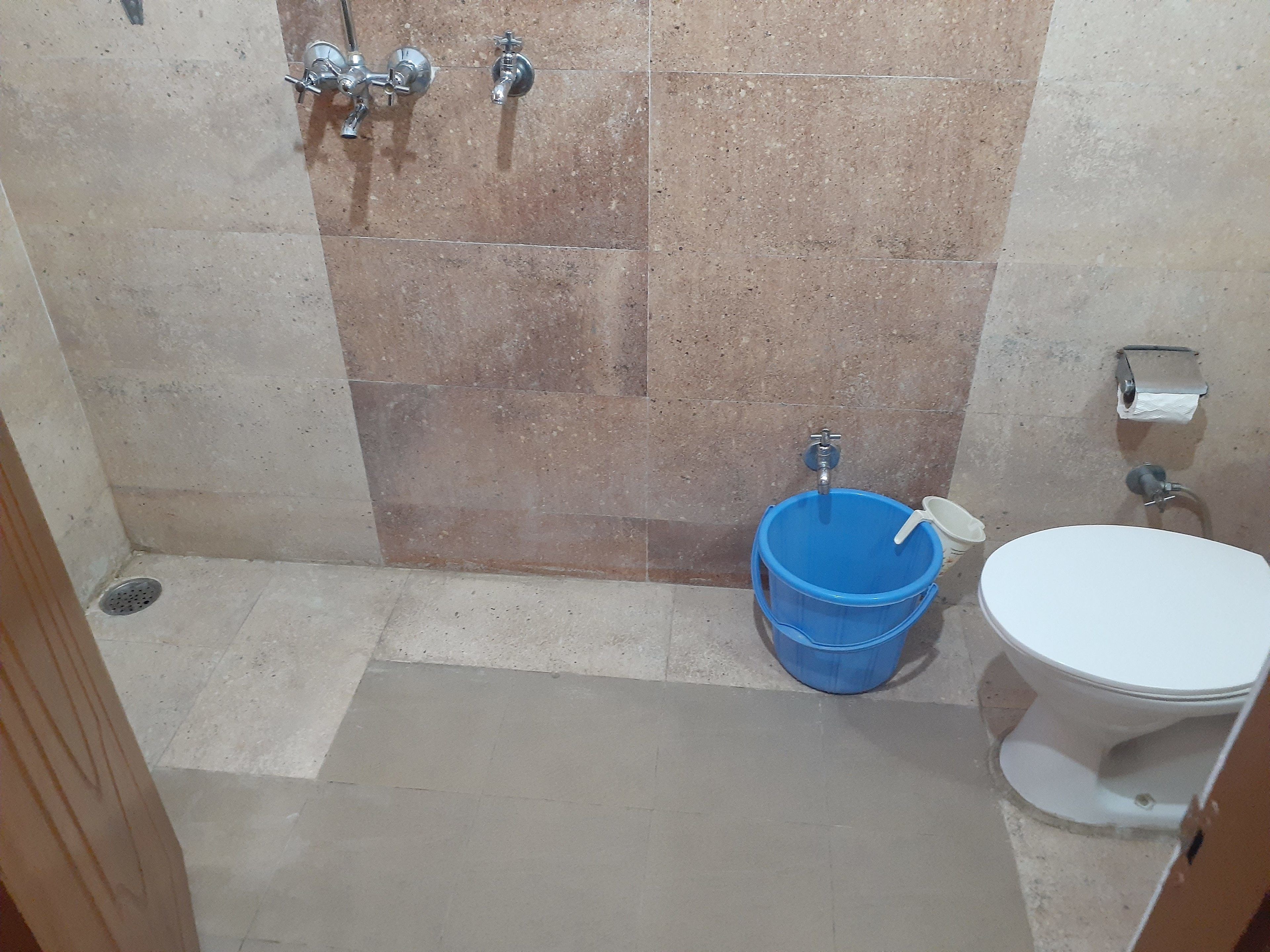 deluxe twin room, 1 double bed, non smoking | bathroom | shower, free toiletries, slippers, towels