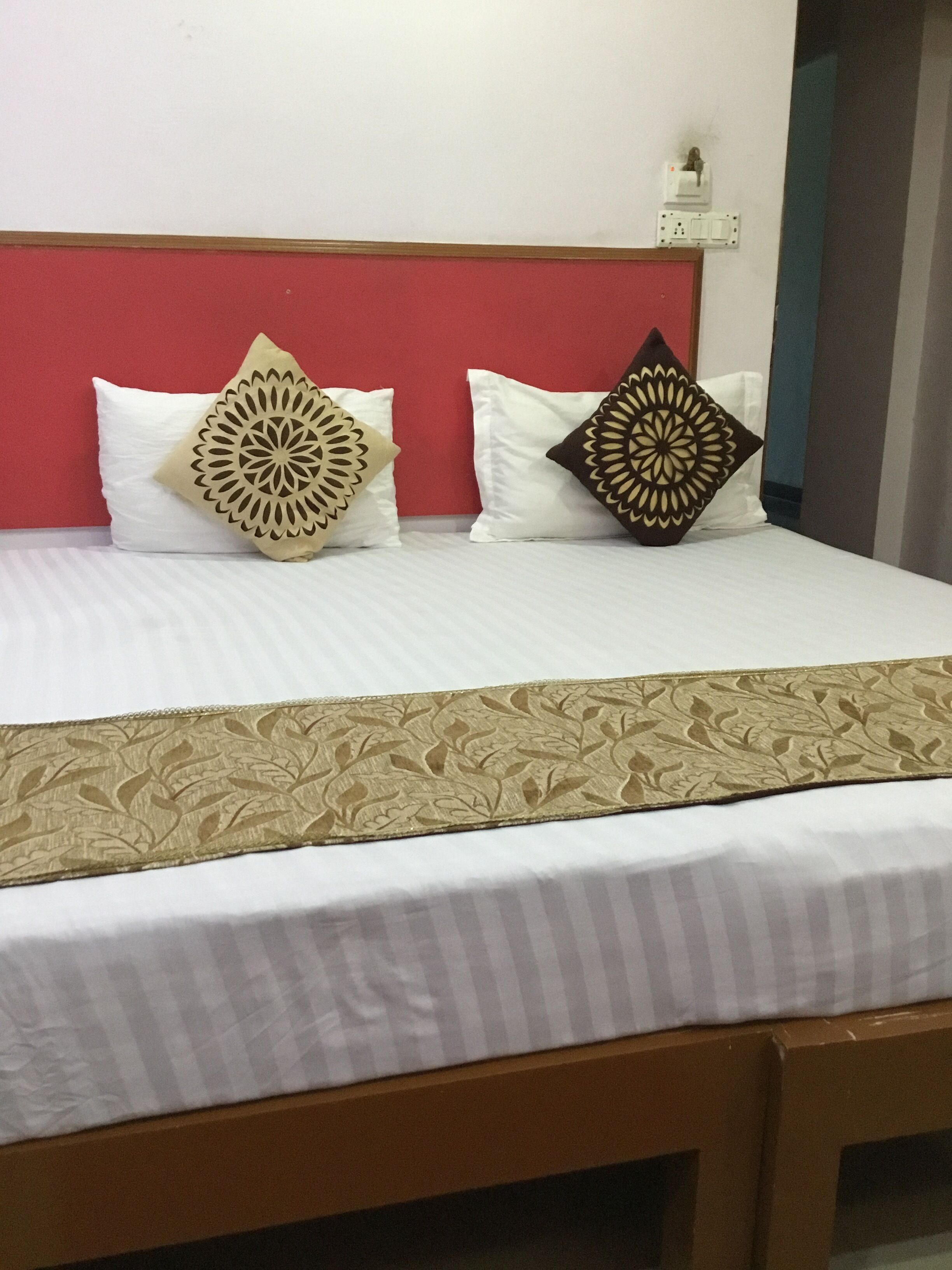 deluxe twin room, 1 double bed, non smoking | in-room safe, individually decorated, individually furnished, desk