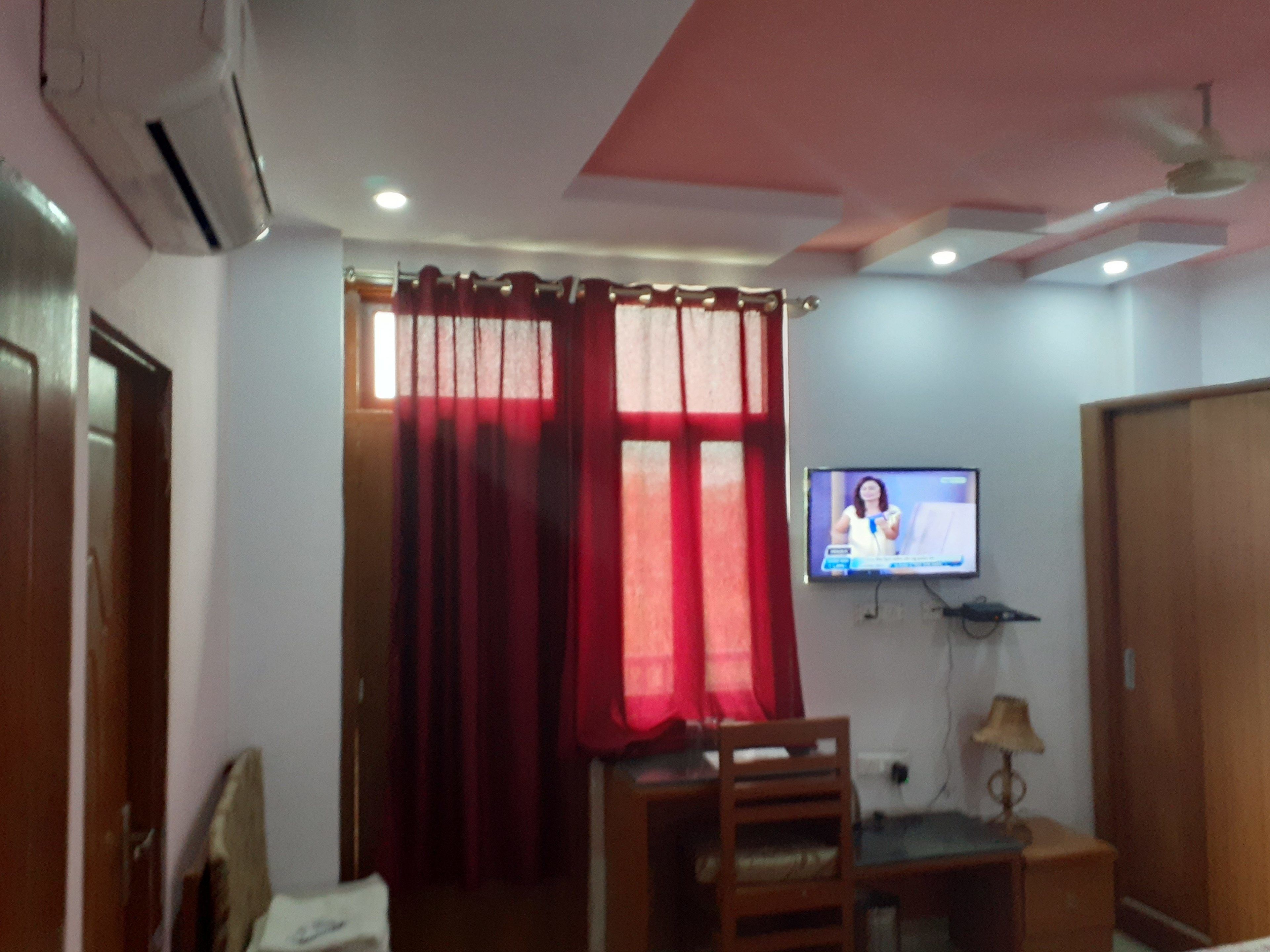 standard single room | in-room safe, individually decorated, individually furnished, desk