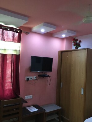 In-room safe, individually decorated, individually furnished, desk - Airport Sky Inn (Jaipur)