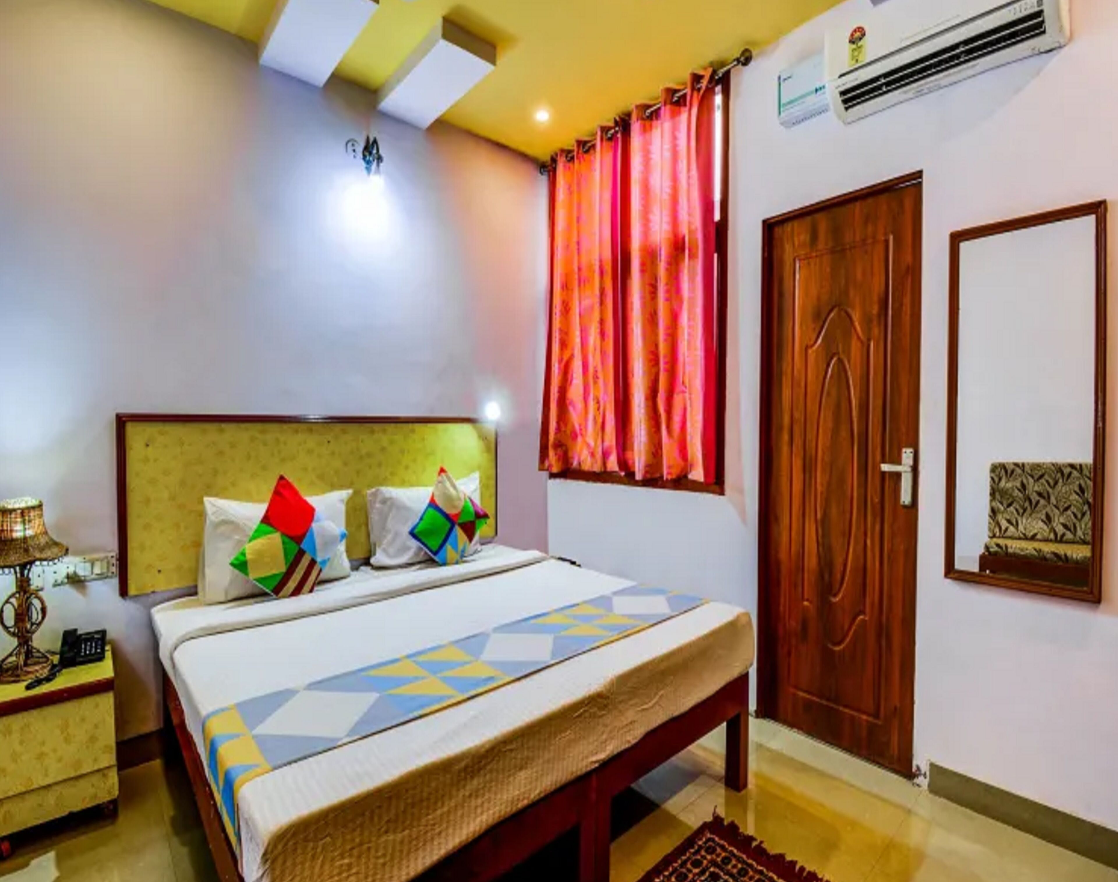 deluxe twin room, 1 double bed, non smoking | in-room safe, individually decorated, individually furnished, desk