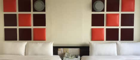 Family Room | Desk, blackout curtains, free WiFi, bed sheets