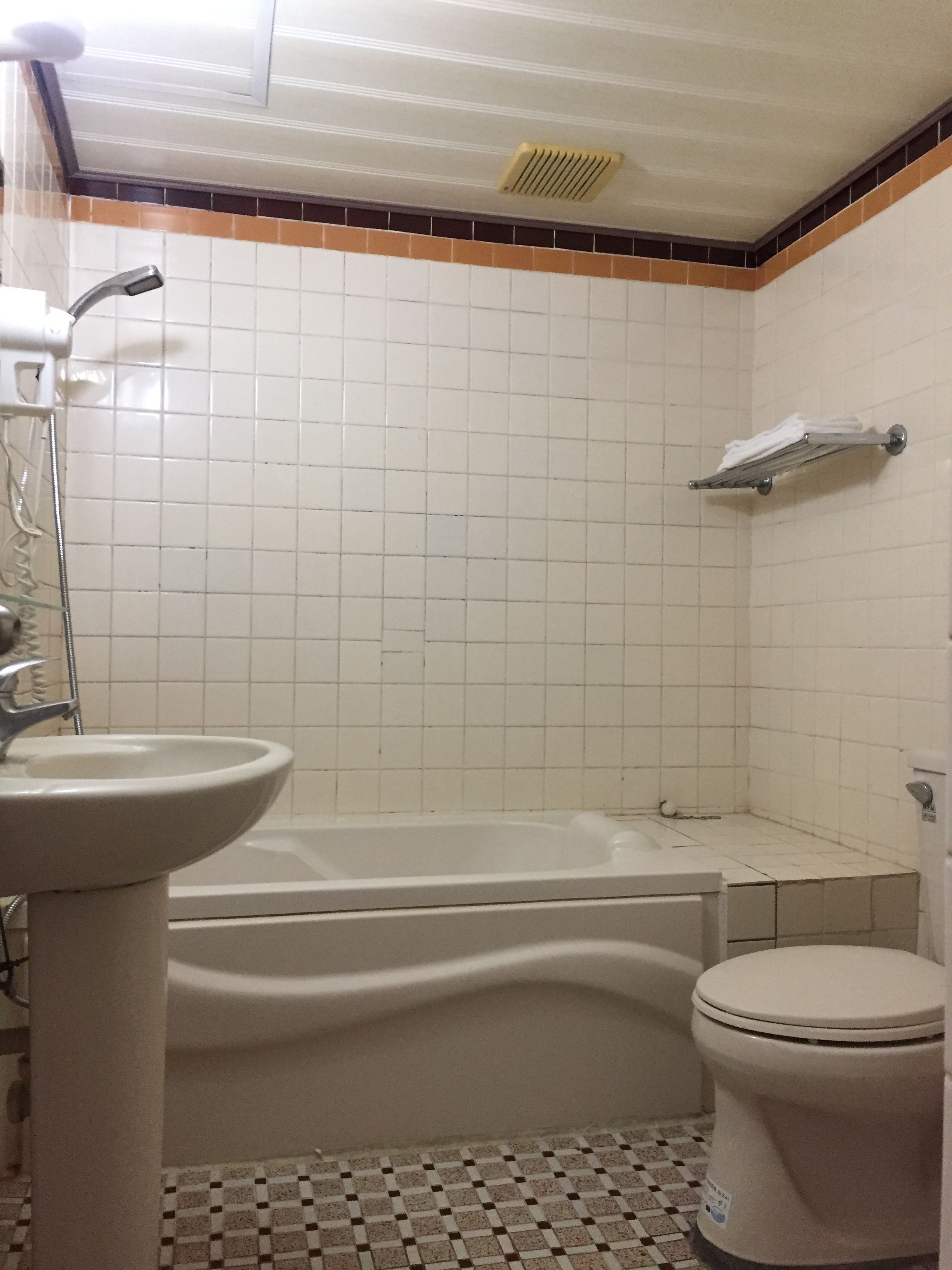Un baño con bañera, inodoro y lavamanos.
