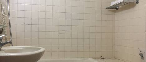 Un baño con bañera, inodoro y lavamanos.