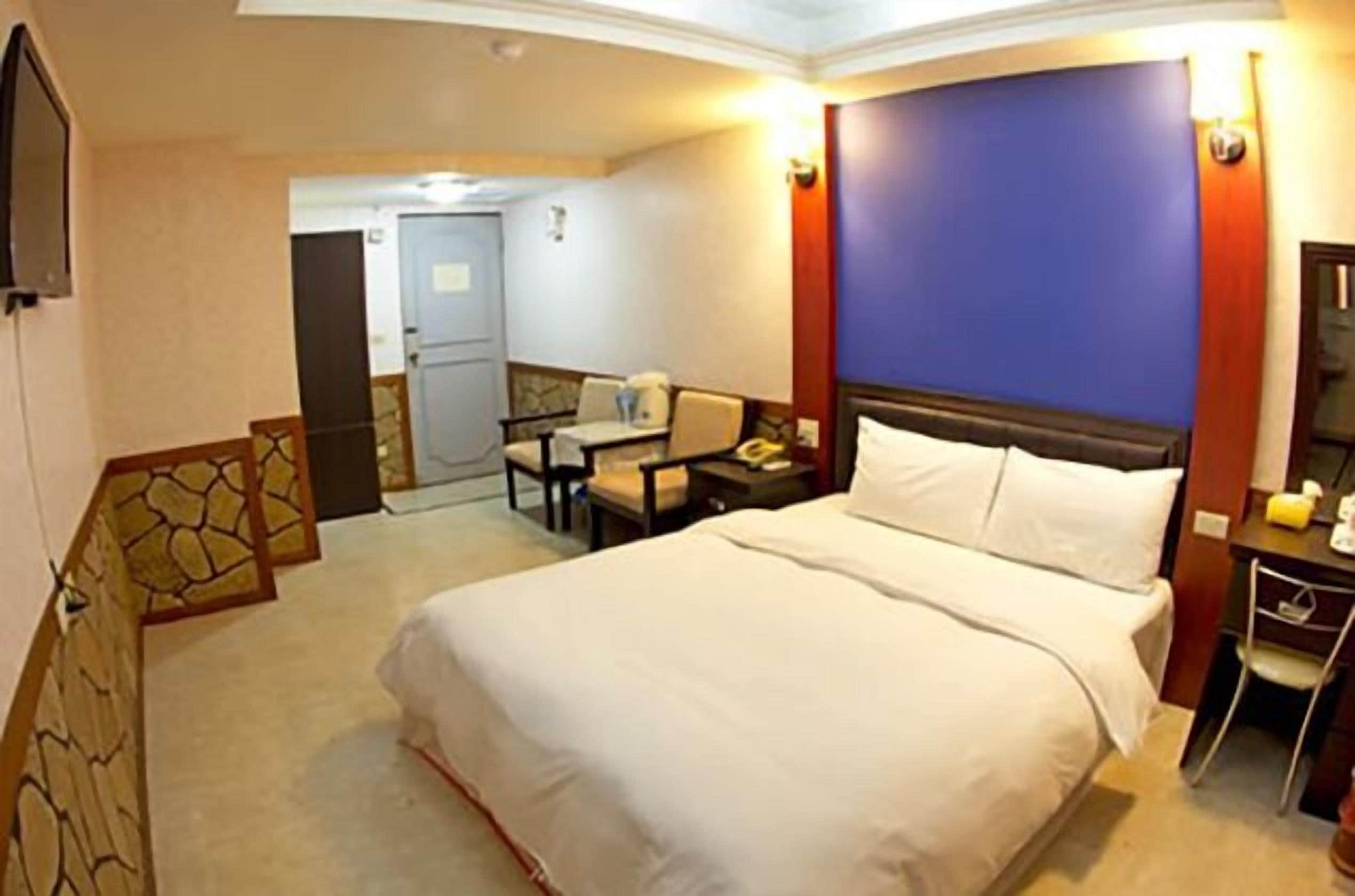 Desk, blackout drapes, free WiFi, bed sheets