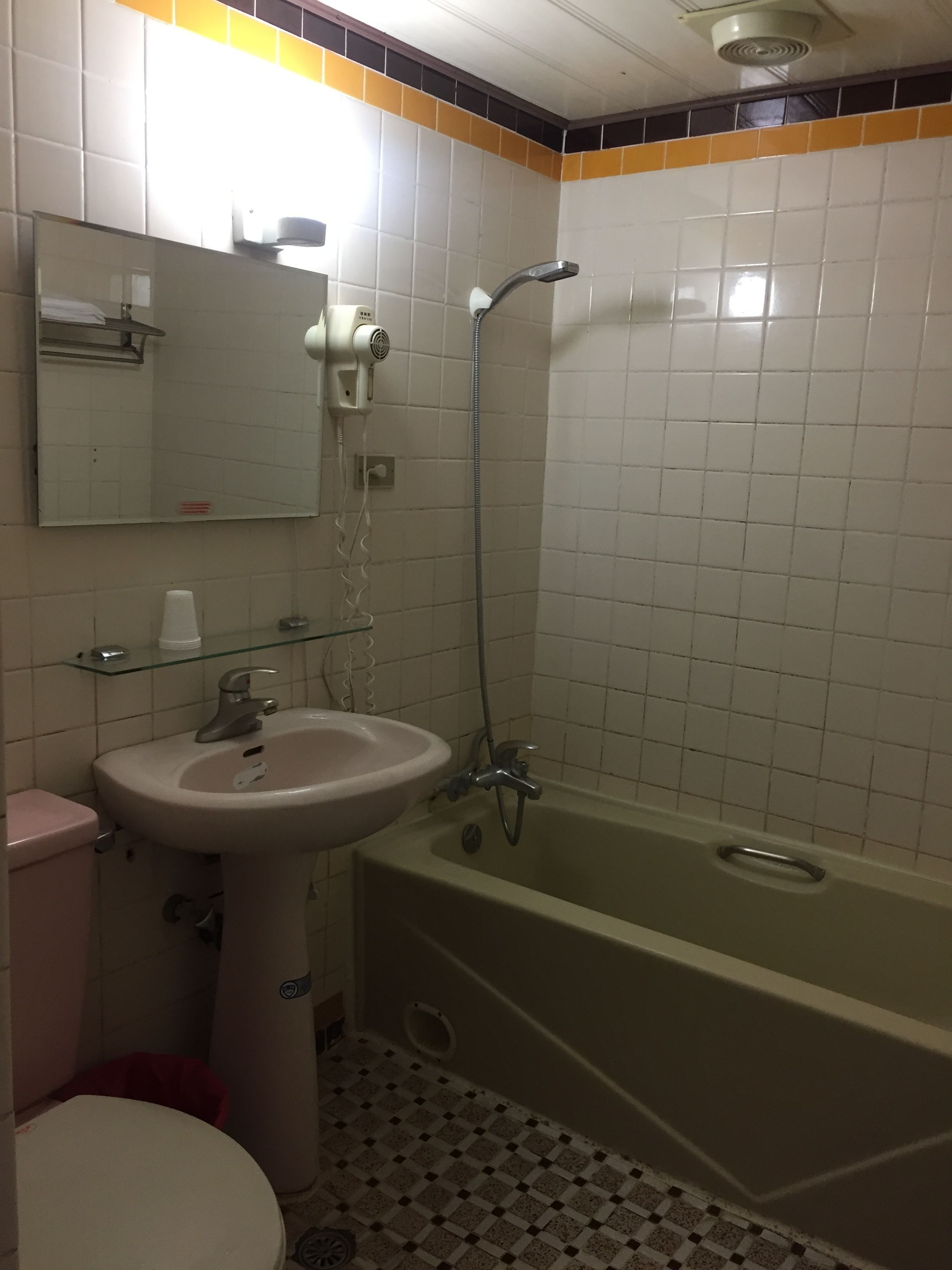 Standard Twin Room | Bathroom | Shower, rainfall showerhead, hair dryer, towels