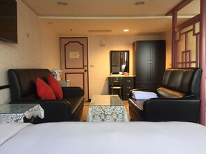 Desk, blackout curtains, free WiFi, bed sheets - King Lo Tung Hotel (Luodong)