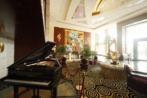 Lobby-lounge