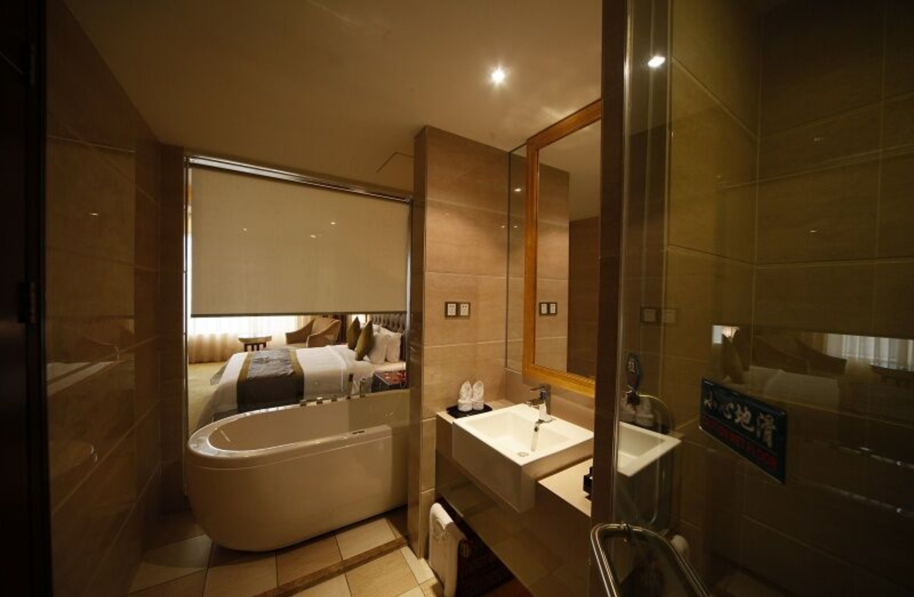 Une salle de bain moderne avec une baignoire, un lavabo et un grand miroir.