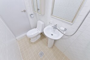 Studio | Salle de bain | Articles de toilette (gratuits), séchoir à cheveux, serviettes fournies