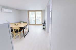 Estudio Premium, 1 habitación | Zona de estar | Una televisión de pantalla plana