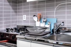 Refrigerador con freezer, microondas, placa de cocina