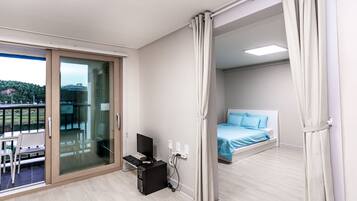 Premium Studio, 1 Bedroom | Desk, free WiFi