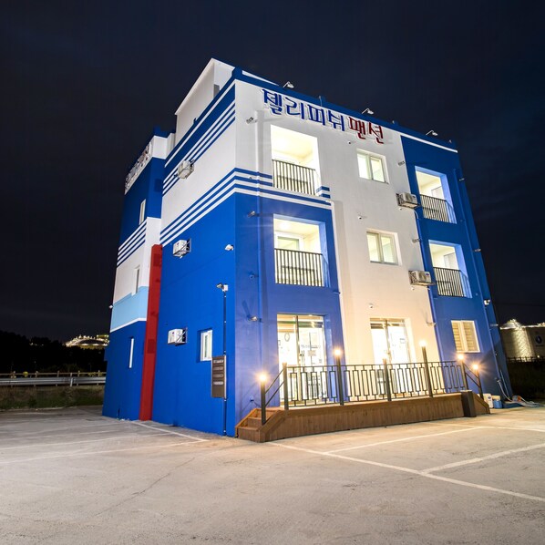 Façade de l’hébergement  – soirée/nuit