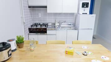 Premium Studio, 1 Bedroom | In-room dining